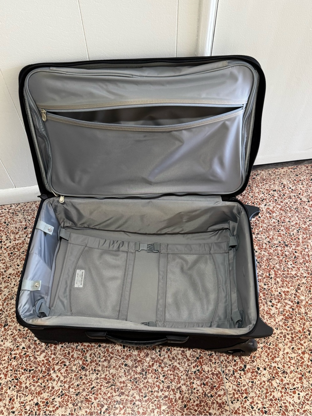 Briggs & Riley Black Carry-On Upright Rolling Travel Suitcase Luggae - Picture 5 of 11